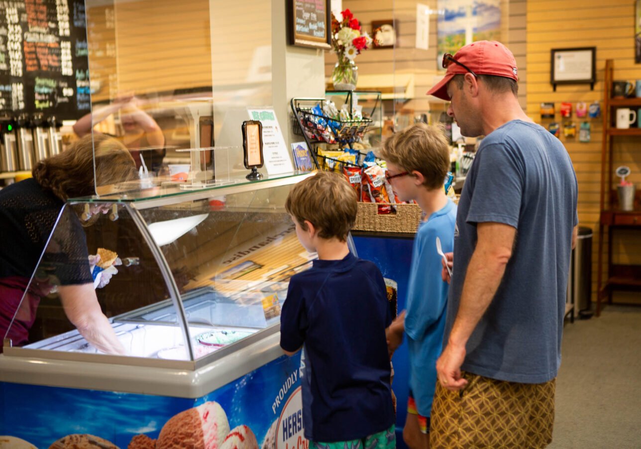 A family decides on ice cream at Junaluska Gifts and Grounds