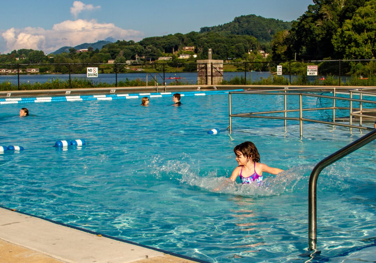 Kids splashing in the Lake Junaluska Pool in the Summer